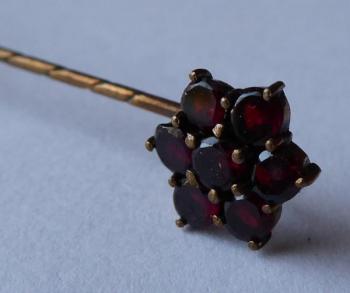 Tie pin with round garnets - flower